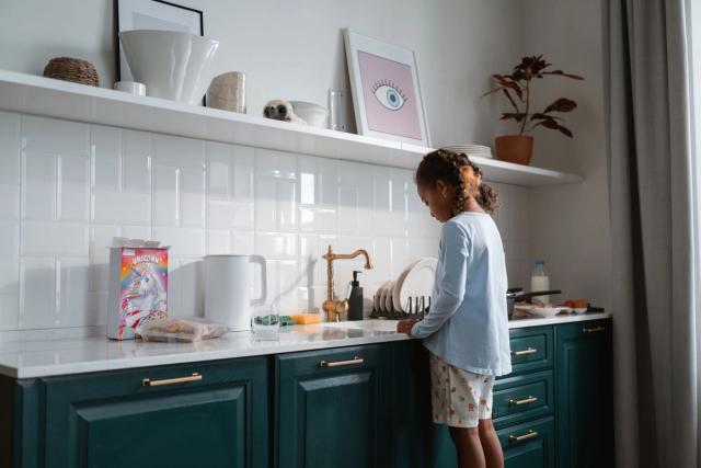Adolescent participant aux tâches ménagères dans une maison familiale