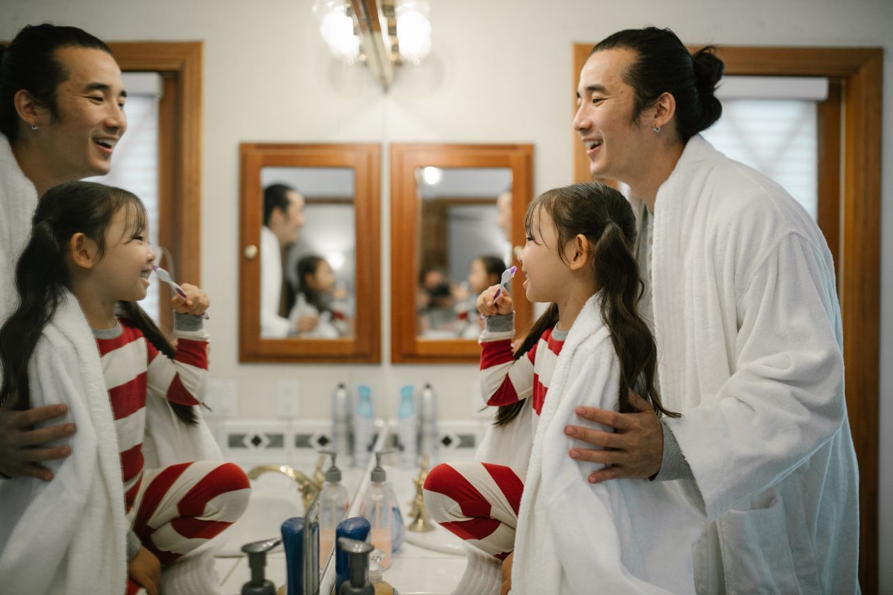 Enfant qui se brosse les dents, une etape de la routine du soir