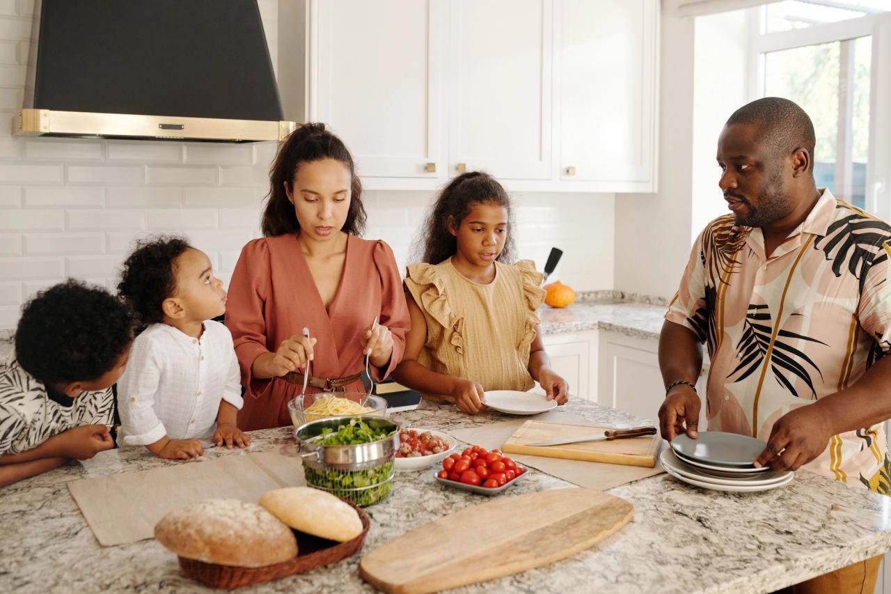 Toute la famille discute ensemble dans la cuisine