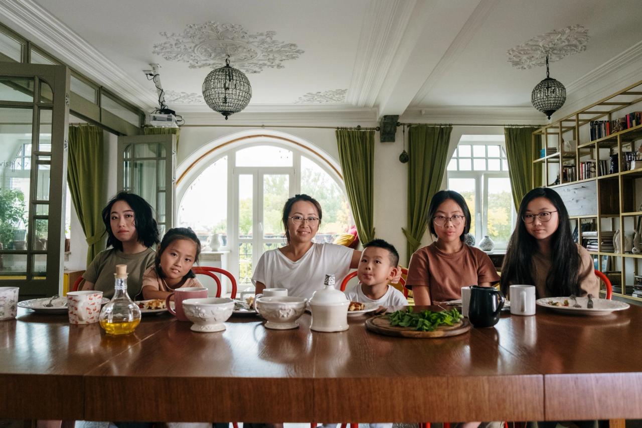 Une famille avec des enfants partage un repas autour d'une table, sans écran