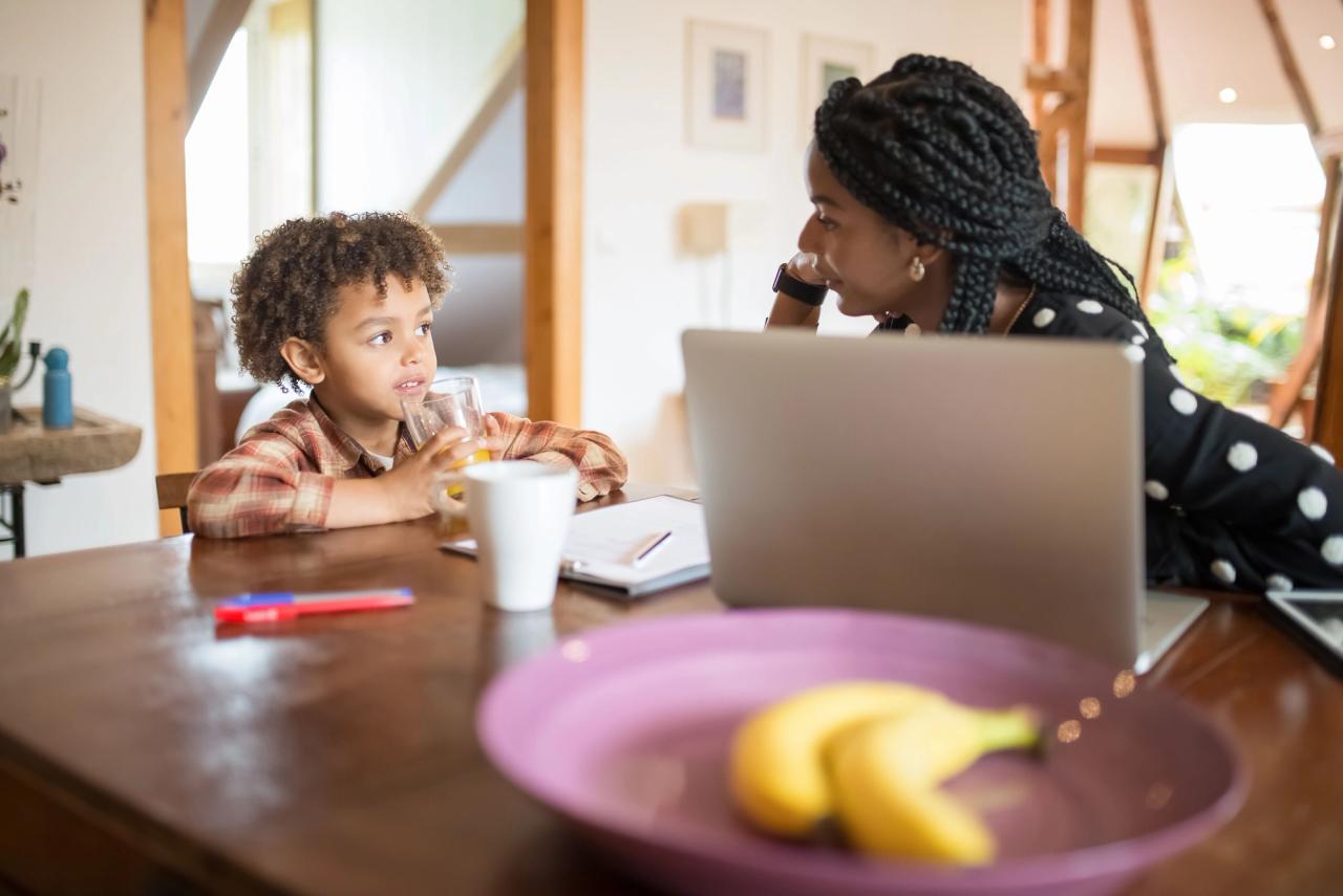 Une mère parle avec son fils à la table de la cuisine