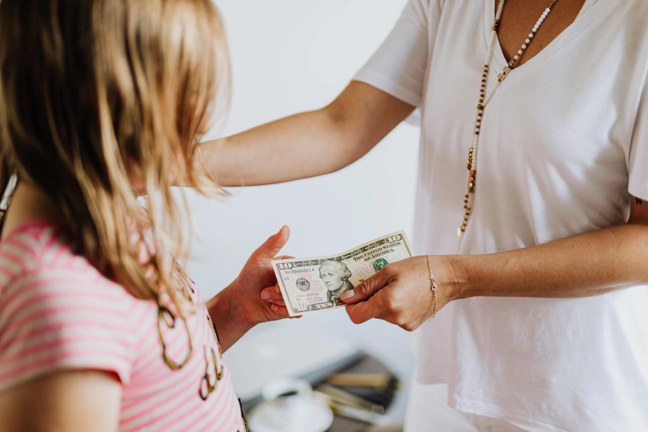 Gros plan sur deux mains qui échangent un billet