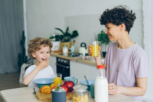 Enfant qui suit sa routine du matin avant l'ecole