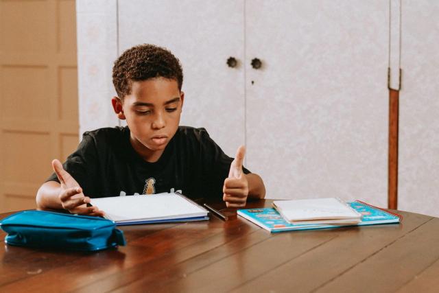 Enfant autonome qui suit son tableau de routine Montessori