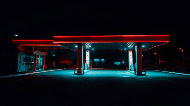 Автозаправочная станция в ночное время