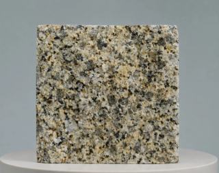Golden Sesame Granit als Steinmuster mit gleichmäßiger goldgelber, beigegrauer und schwarzer Mineralkörnung für Außenpflasterungen, Landschaftsbau und Architekturprojekte.