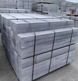 G602 Sesame Grey Granit Bordsteine mit gesägter Oberfläche, präzise maschinell bearbeitet aus Naturgranit mit stabiler grauer Farbe, ideal für europäische Kommunalstraßen, Gewerbeflächen, Wohnanlagen und Infrastrukturprojekte.