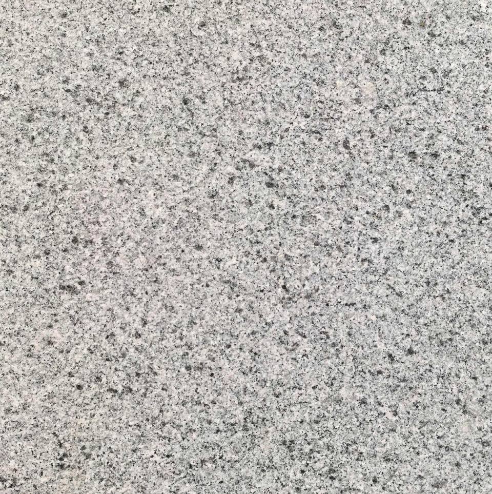 ألواح جرانيت Tianshan White بتشطيب محروق بالنار، تتميز ببنية بلورية رمادية بيضاء أنيقة، وسطح مقاوم للانزلاق ومتانة عالية للمشاريع المعمارية وتنسيق الحدائق والرصف الخارجي.