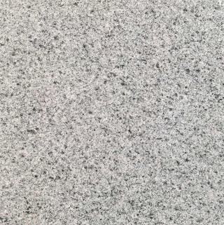 Tianshan White Granitplatte in grau-weißem Farbton mit geflammter Oberfläche und feiner natürlicher Kristallstruktur.