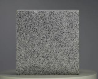 Saxon Grey Granit Pflasterstein mit feinkörniger hellgrauer Natur Oberfläche für öffentliche Gehwege.