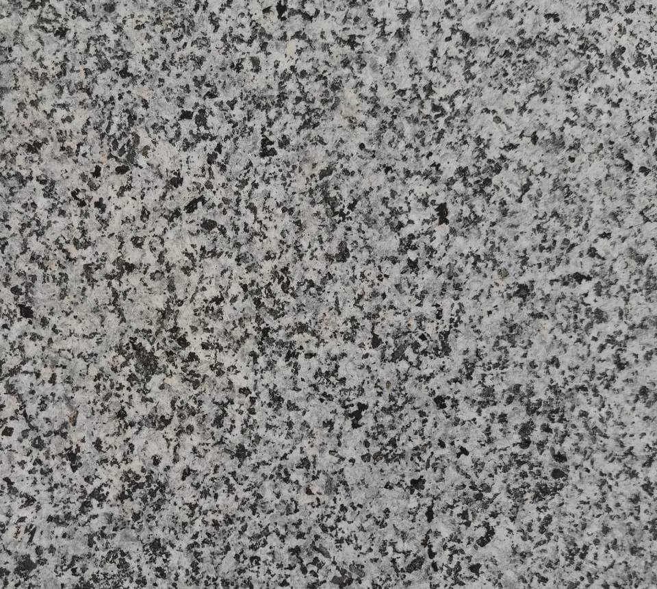لوح جرانيت Elegan Grey حسب المقاس بسطح ملتهب، مع نسيج بلوري رمادي طبيعي ومتجانس وسطح مقاوم للانزلاق، مناسب للرصف الخارجي الراقي والمشاريع البلدية والتطبيقات الخارجية المخصصة.