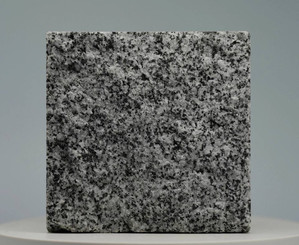 عينة من حجر الرصف من Sesame Black جرانيت بسطح محروق متجانس لمواقف السيارات السكنية الفاخرة.