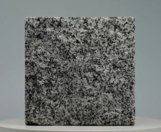 عينة من حجر الرصف من Sesame Black جرانيت بسطح محروق متجانس لمواقف السيارات السكنية الفاخرة.