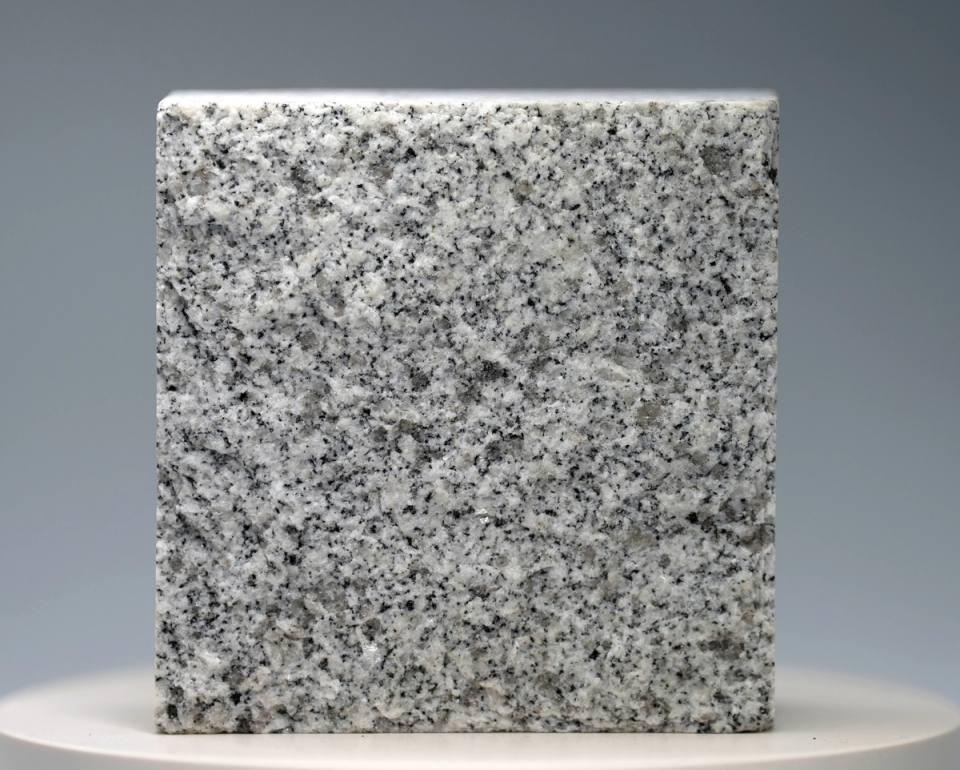 عينة من حجر الرصف من Sesame White بأسطح مرقطة زاهية لرصف ممرات الحدائق العصرية.