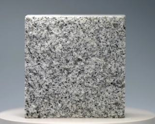 Sesame White Granit Pflasterstein mit heller gesprenkelter Natur Oberfläche für moderne Gartenweggestaltung.