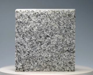 Sesame White Granit Pflasterstein mit heller gesprenkelter Natur Oberfläche für moderne Gartenweggestaltung.