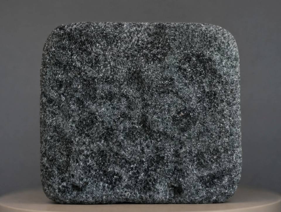Mica Green antik bearbeitete Granit-Pflastersteine mit tiefgrüner Mineralstruktur, natürlichen Glimmerkristallen und einzigartigen Farbkontrasten, ideal für hochwertige europäische Gärten, Anwesen und exklusive Landschaftsprojekte.