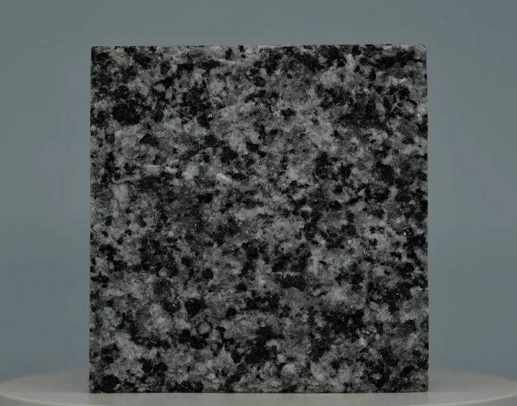 Azure Crystal Granit Pflasterstein mit blau grauer Kristallstruktur für exklusive Privateinfahrten.