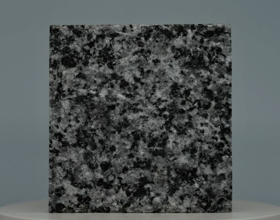 عينة حجر الرصف من Azure Crystal بتموجات معدنية زرقاء ورمادية لرصف ممرات العقارات الفاخرة.