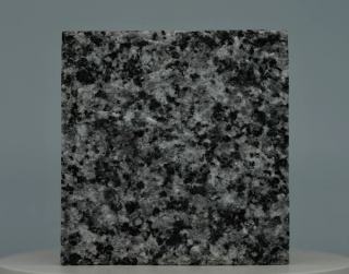 Azure Crystal Granit Pflasterstein mit blau grauer Kristallstruktur für exklusive Privateinfahrten.