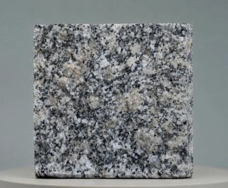 Haiti Grey Granit Kleinpflaster mit natürlicher grau weißer Struktur für Einfahrten, Gartenwege, Landschaftsbau und öffentliche Pflasterflächen.