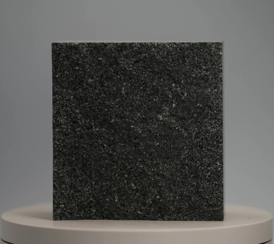 عينة حجر الرصف من Mica Green Granite بسطح طبيعي متلألئ لأعمال رصف الفناء الفاخر.