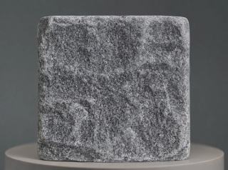 Tianshan Green antik bearbeitete Granitpflastersteine mit feiner Natursteinstruktur, tiefgrauen und hellblauen Farbtönen sowie weich gerundeten Kanten für hochwertige Außenanlagen.