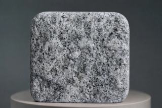 Sesame White Granitpflasterstein mit Antikfinish, weiß-grauer Kristallstruktur, natürlichen dunklen Mineralkörnern und sanft gealterten, abgerundeten Kanten.