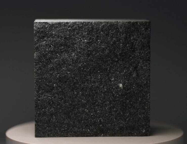 Verdant Obsidian Granit Pflasterstein mit bossierter Natur Oberfläche für exklusiven Landschaftsbau.
