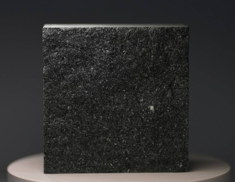 عينة من حجر الرصف من جرانيت Verdant Obsidian بسطح طبيعي ملموس لرصف المناظر الطبيعية الفاخرة.