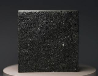 Verdant Obsidian Granit Pflasterstein mit bossierter Natur Oberfläche für exklusiven Landschaftsbau.