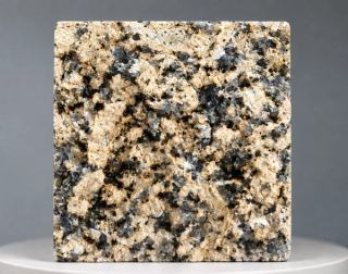 Tianshan Golden Diamond Granit Pflasterstein mit warmen goldenen Quarzkristallen für luxuriöse Außenanlagen.