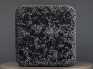 Ink Onyx antik veredelte Granitpflastersteine mit tiefschwarzer Granitbasis und natürlichen schwarz-grauen Kristallstrukturen, mit einzigartiger Alterungsoptik für hochwertige Gärten, Anwesen und exklusive Landschaftsprojekte.