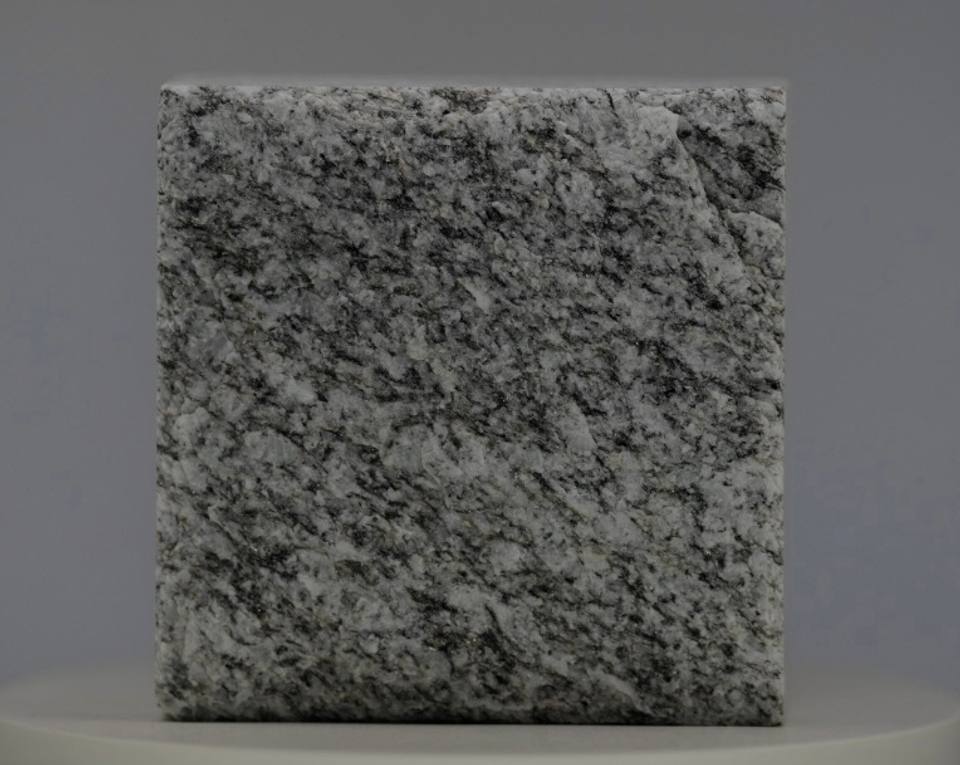 عينة من حجر الرصف من جرانيت Crystal Grey بسطح بلوري متوسط الحبيبات مخصص لأعمال رصف الساحات التجارية الفاخرة.
