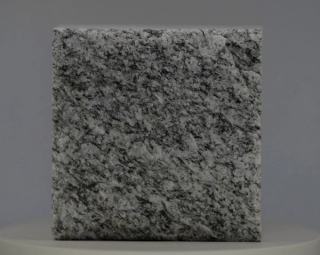 Crystal Grey Granit Pflasterstein mit mittelkörniger kristalliner Natur Oberfläche für exklusive Gewerbeplatzgestaltung.