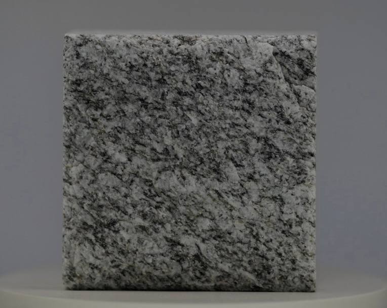 عينة من حجر الرصف من جرانيت Crystal Grey بسطح بلوري متوسط الحبيبات مخصص لأعمال رصف الساحات التجارية الفاخرة.
