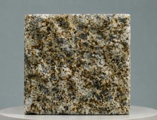 Musterplatte aus Golden Rust Granit mit warmen goldenen Farbtönen und natürlicher Granitstruktur für Pflaster, Landschafts und Architekturprojekte.