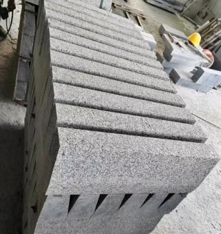 Deep Sapphire Granitbordsteine mit rutschhemmender geflammter Oberfläche, hoher Verschleißfestigkeit und Frostbeständigkeit – ideal für Straßen, Wohnanlagen, Parks, Gewerbeflächen und kommunale Infrastrukturprojekte.
