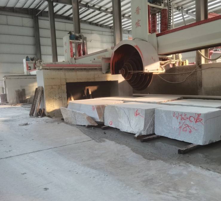 Granite factory block cutting equipment processing natural granite into slabs and project-size blanks for cobblestones, kerbstones and custom paving stone production.