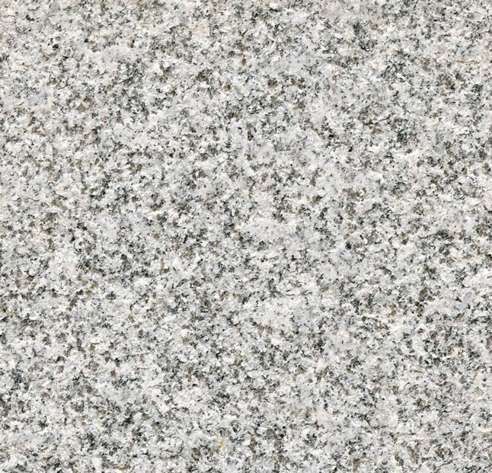 ألواح جرانيت G603 Sesame White بتشطيب محروق بالنار، تتميز بلون رمادي أبيض فاتح، وبنية بلورية دقيقة، وسطح طبيعي مقاوم للانزلاق للمشاريع المعمارية الحديثة وتنسيق الحدائق والرصف الخارجي.