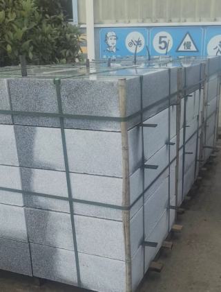Granitbordsteine aus Saxon Grey mit gleichmäßiger grauer Farbe und feiner Naturstruktur, ideal für kommunale Straßen, Gewerbeflächen und hochwertige Landschaftsbauprojekte dank hoher Verschleiß- und Frostbeständigkeit.
