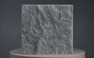 Tianshan Green Granit-Kleinpflaster in einer hochwertigen Gartenlandschaft, geschwungener Natursteinweg für Villengärten, Innenhöfe, Landschaftsbau und öffentliche Außenanlagen.