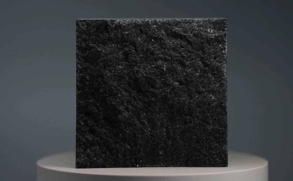 عينة حجر الرصف من جرانيت Ink Onyx الأسود بسطح مشقوق يدويًا