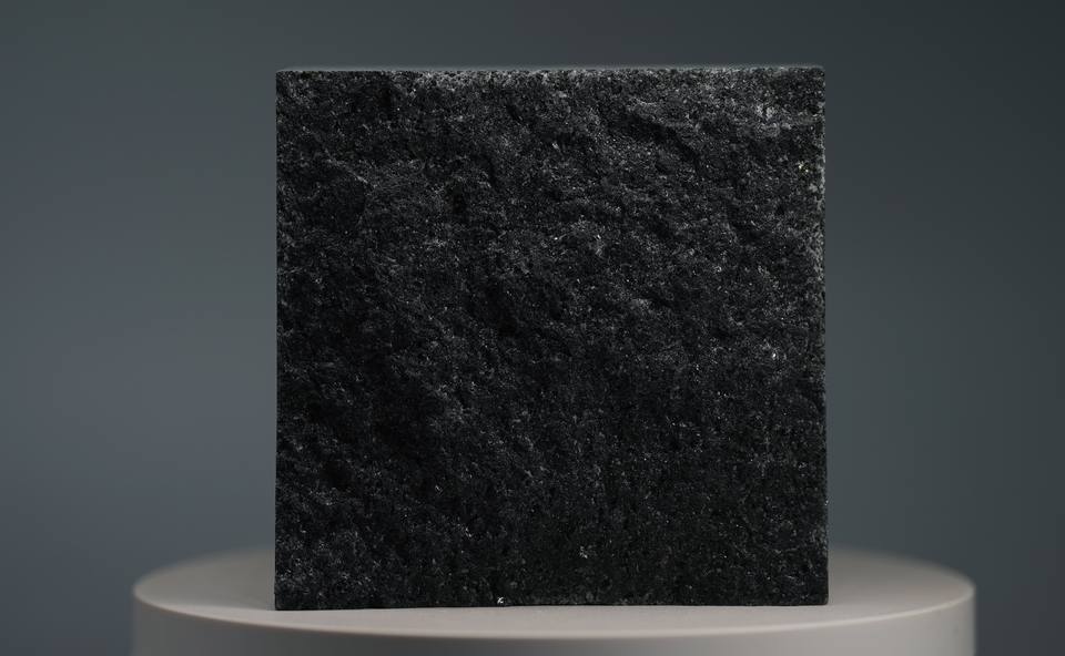 عينة حجر الرصف من جرانيت Ink Onyx الأسود بسطح مشقوق يدويًا