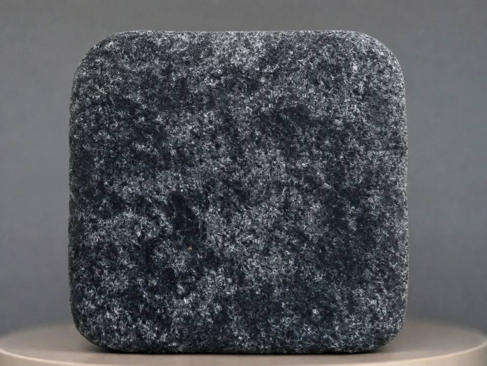 Verdant Obsidian antike Granitpflastersteine mit tiefgrüner Natursteinstruktur, kristallinen Lichtreflexen und einzigartigem Erscheinungsbild für Luxusgärten, Villenanlagen und hochwertige Landschaftsbauprojekte