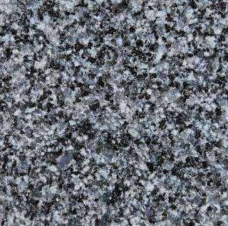 Detailaufnahme einer Granitplatte Azure Crystal mit strukturierter, geflammter Oberfläche und gleichmäßiger blau-grauer Kristallstruktur. Ideal für Außenbeläge, Fassaden, Landschaftsbau und hochwertige Architekturprojekte.