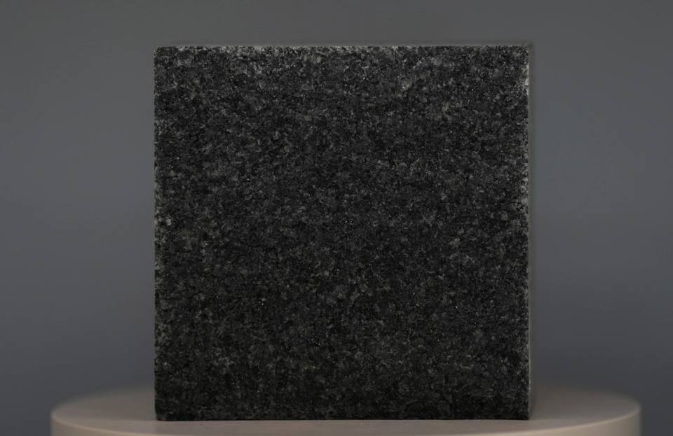 عينة من حجر الرصف من جرانيت Arctic Black بسطح داكن وكثيف لرصف الساحات العصرية.