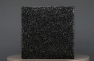 عينة من حجر الرصف من جرانيت Arctic Black بسطح داكن وكثيف لرصف الساحات العصرية.