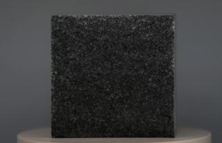 عينة من حجر الرصف من جرانيت Arctic Black بسطح داكن وكثيف لرصف الساحات العصرية.