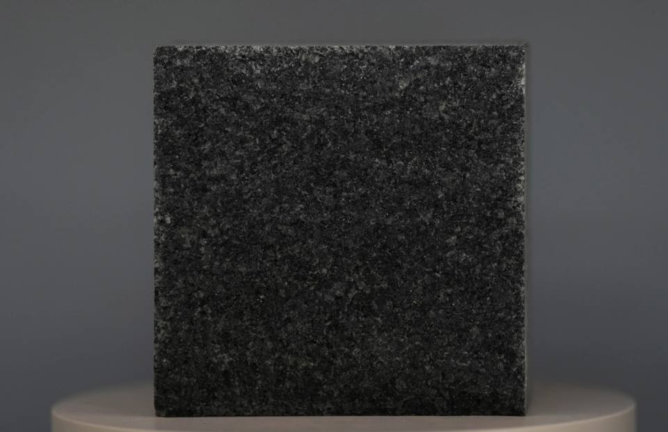 عينة من حجر الرصف من جرانيت Arctic Black بسطح داكن وكثيف لرصف الساحات العصرية.